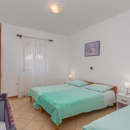 2 Bedroom Beautiful Apartment In Omišalj Kültér fotó