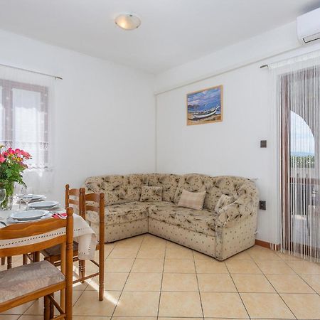 2 Bedroom Beautiful Apartment In Omišalj Kültér fotó
