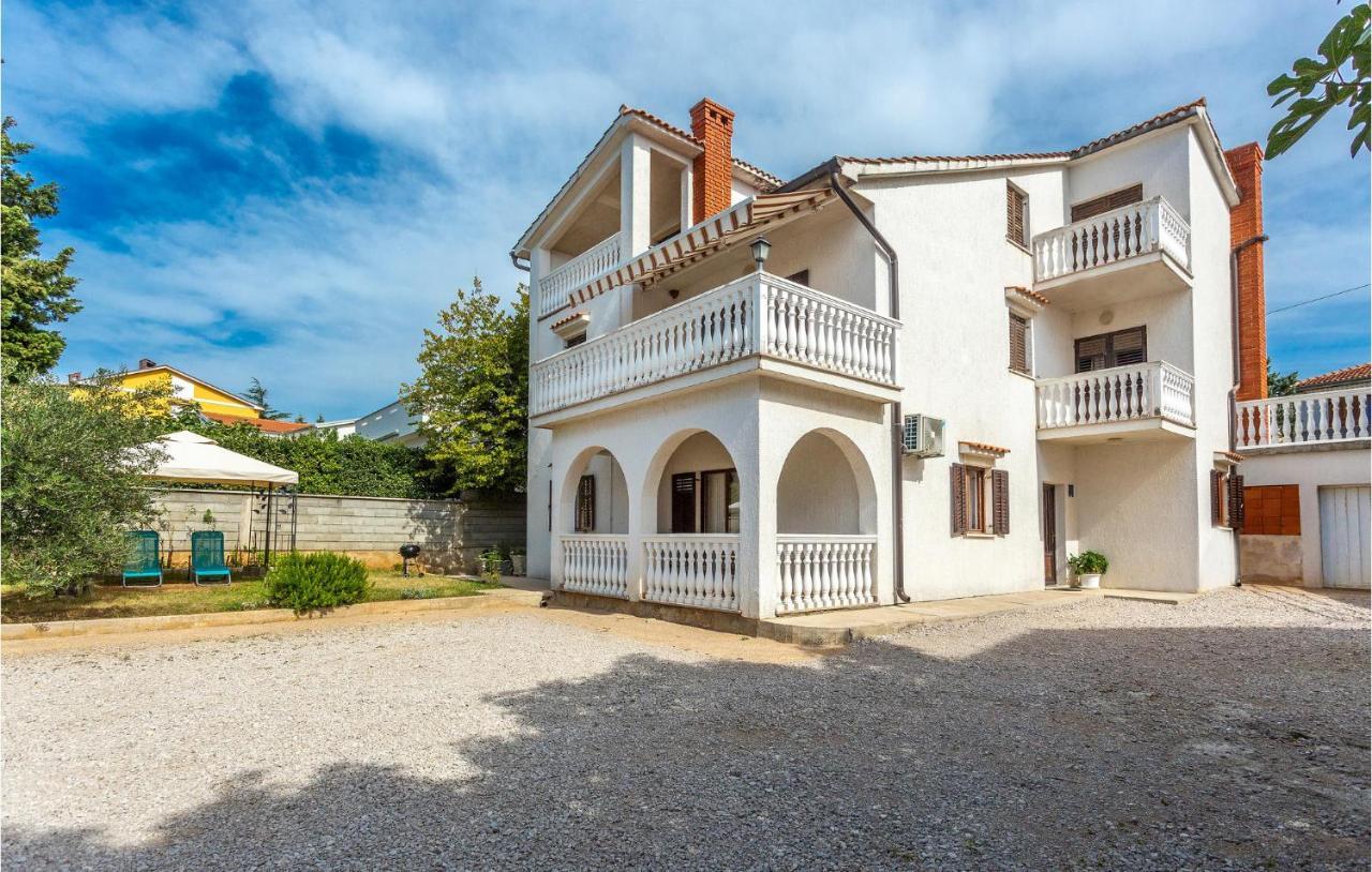 2 Bedroom Beautiful Apartment In Omišalj Kültér fotó