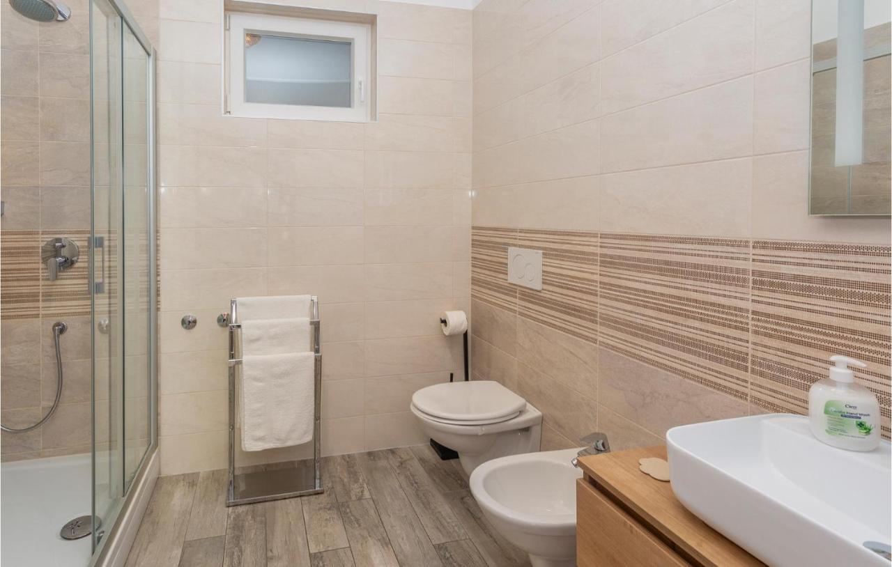 2 Bedroom Beautiful Apartment In Omišalj Kültér fotó