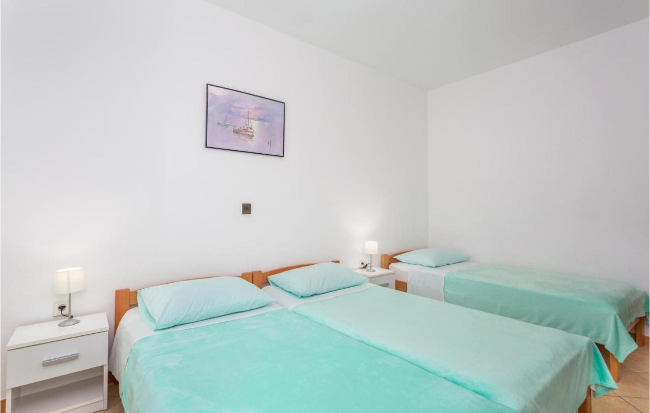 2 Bedroom Beautiful Apartment In Omišalj Kültér fotó