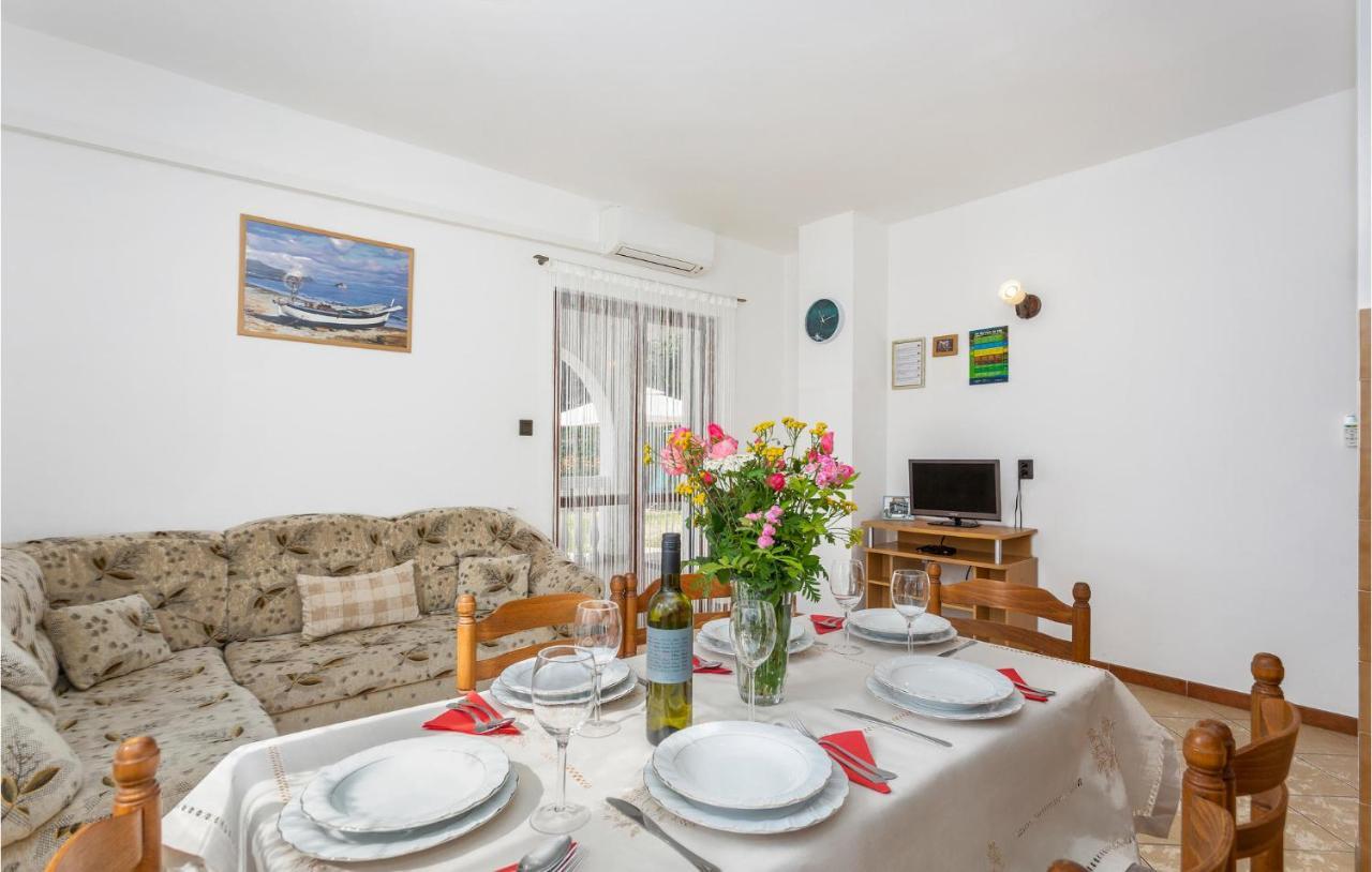2 Bedroom Beautiful Apartment In Omišalj Kültér fotó