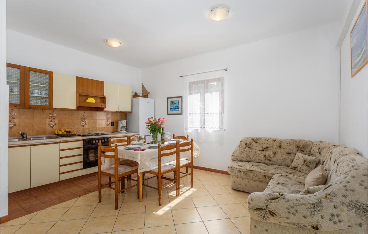 2 Bedroom Beautiful Apartment In Omišalj Kültér fotó