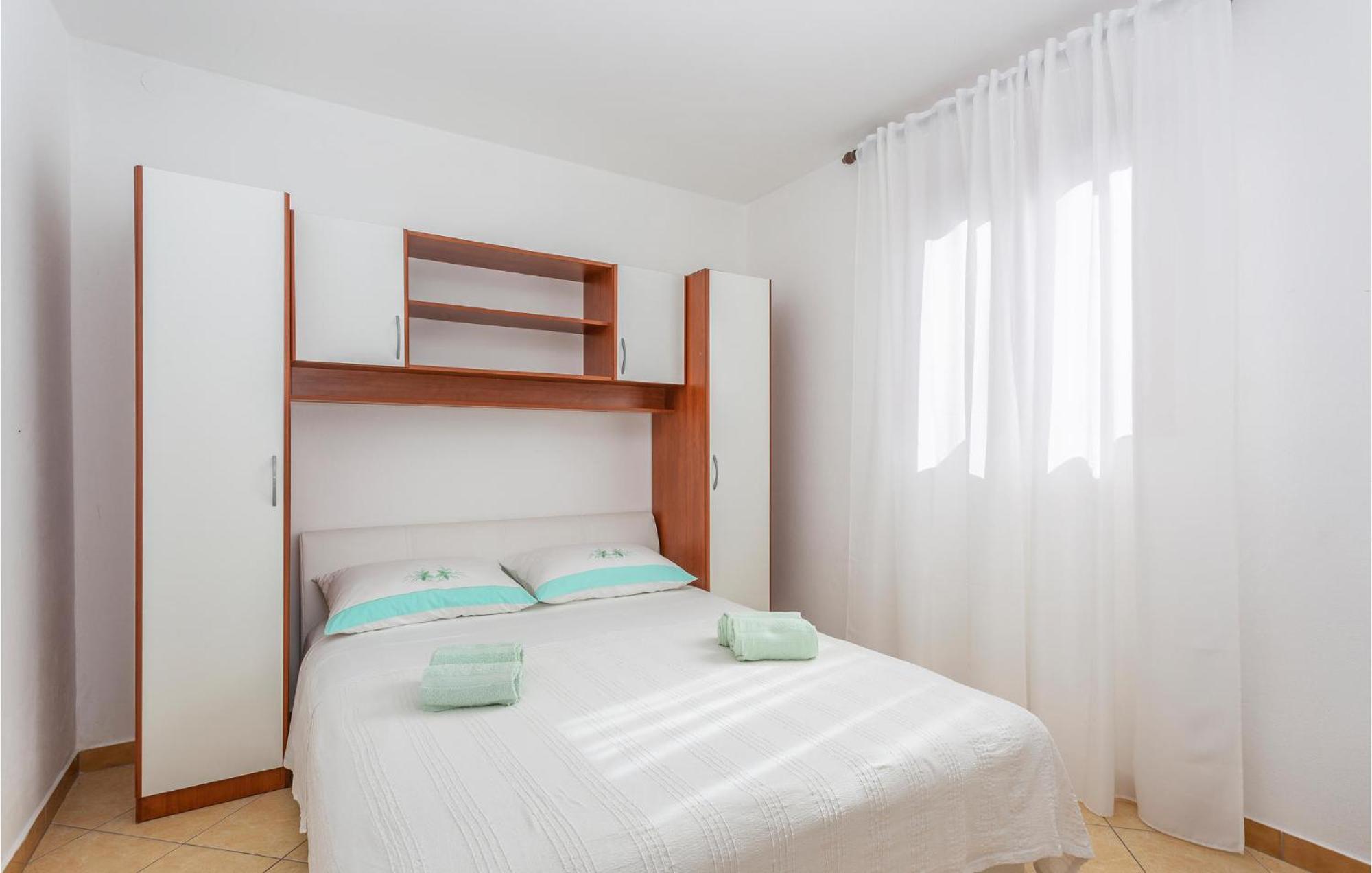 2 Bedroom Beautiful Apartment In Omišalj Kültér fotó