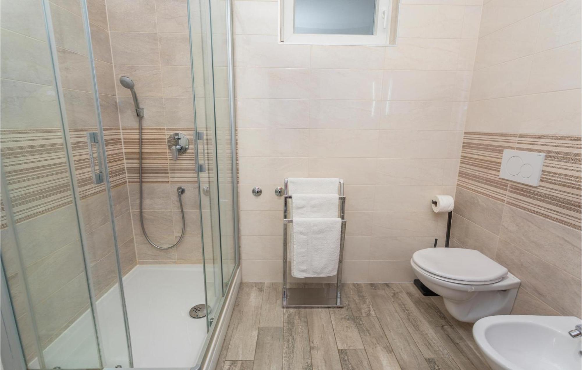 2 Bedroom Beautiful Apartment In Omišalj Kültér fotó