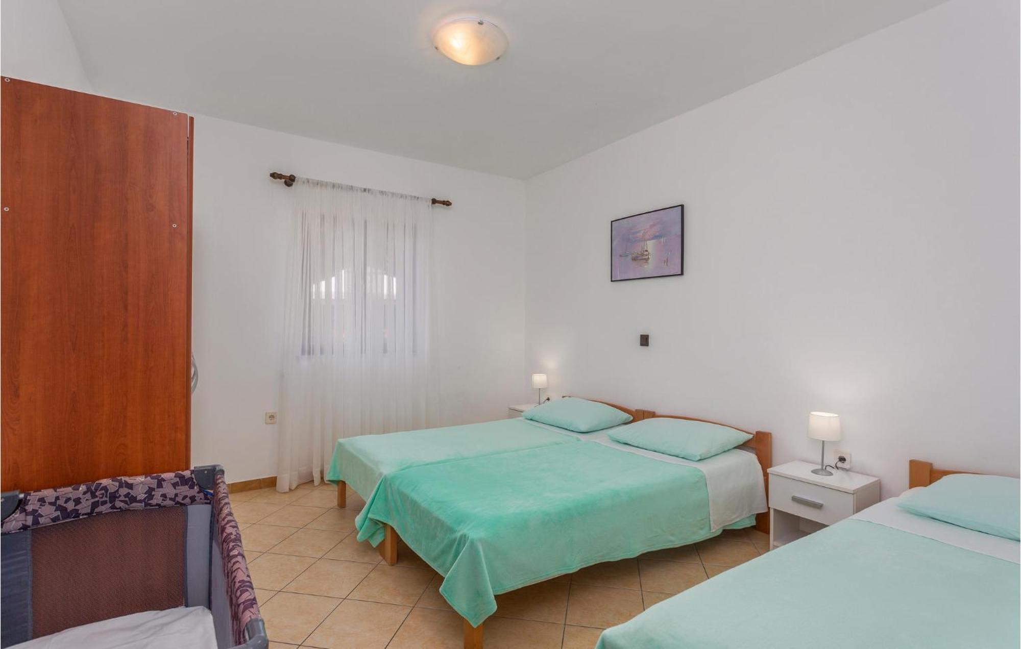 2 Bedroom Beautiful Apartment In Omišalj Kültér fotó