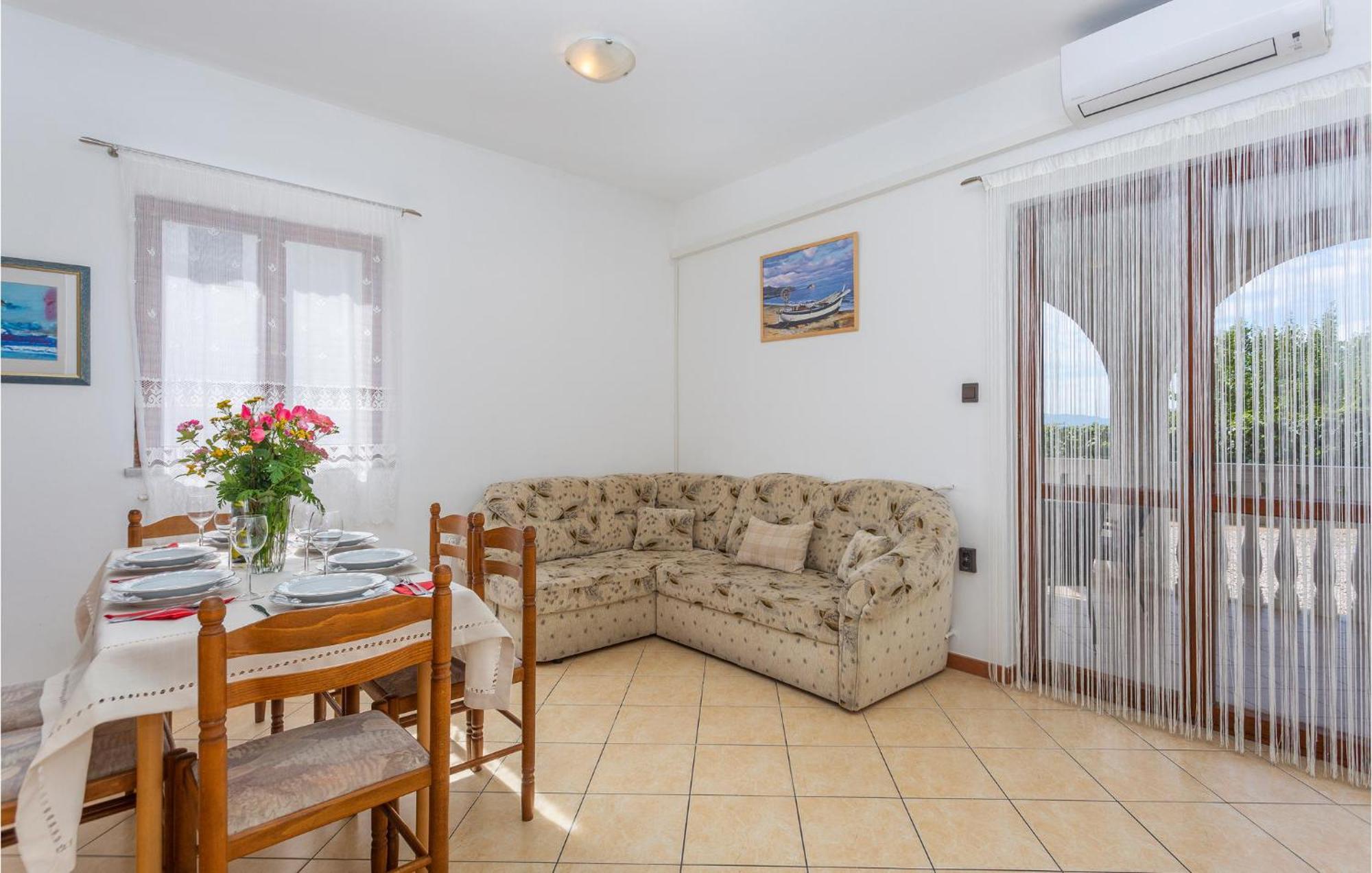 2 Bedroom Beautiful Apartment In Omišalj Kültér fotó