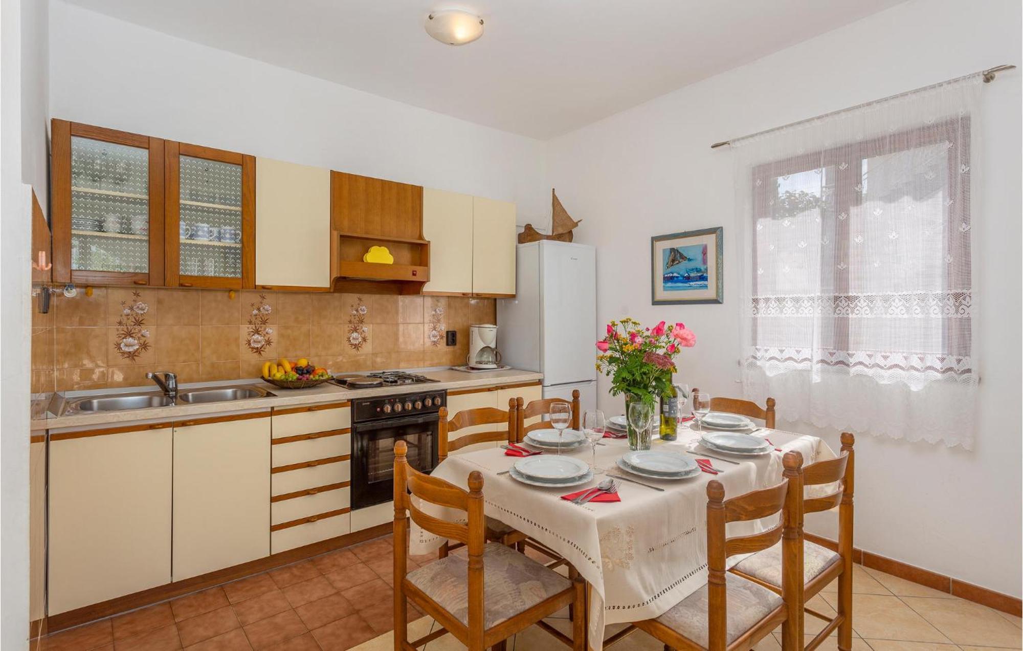 2 Bedroom Beautiful Apartment In Omišalj Kültér fotó