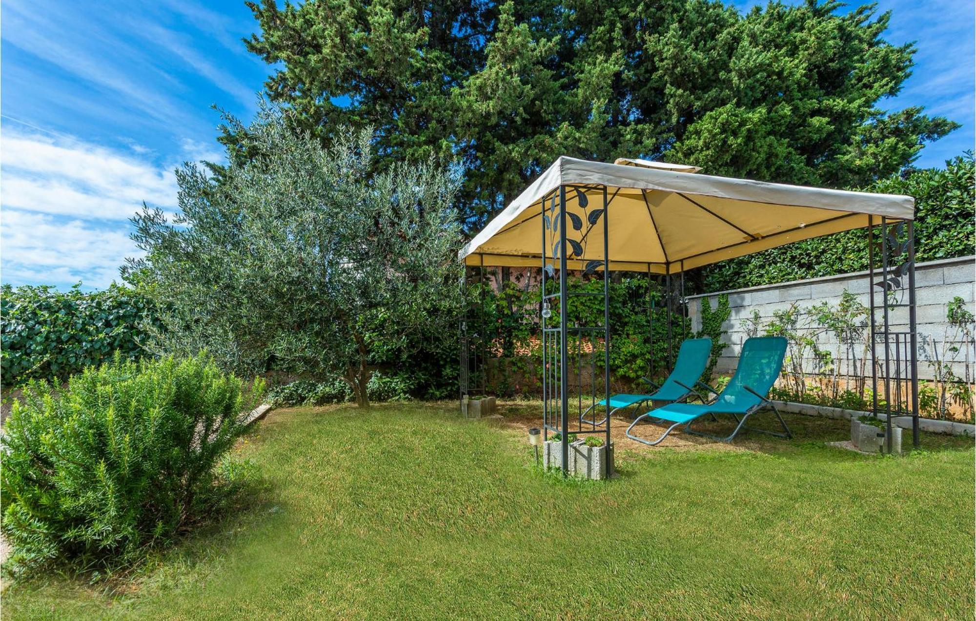 2 Bedroom Beautiful Apartment In Omišalj Kültér fotó